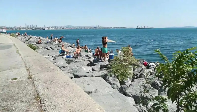 Hava Isındı, İstanbullular Sahil Kıyısında Yaz Coşkusunu Yaşıyor