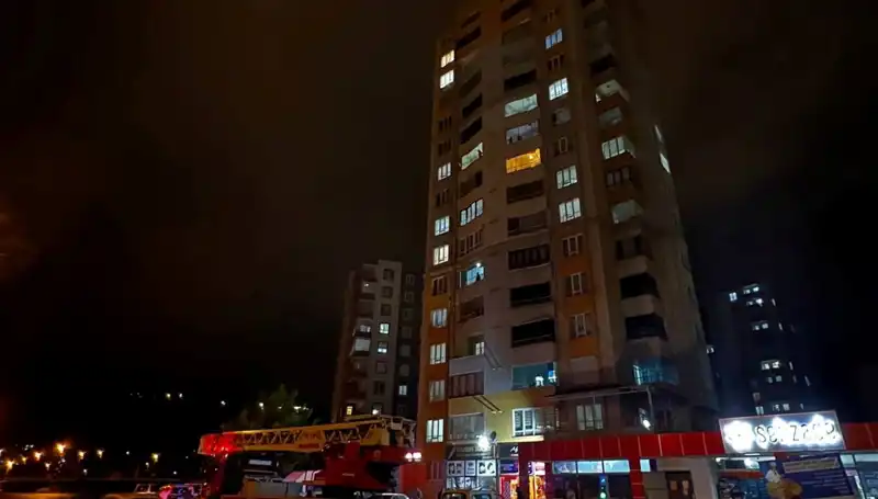 Yıldırım Düşmesi Sonrası Apartman Çatısında Şok Etkisi Yaratan Olay