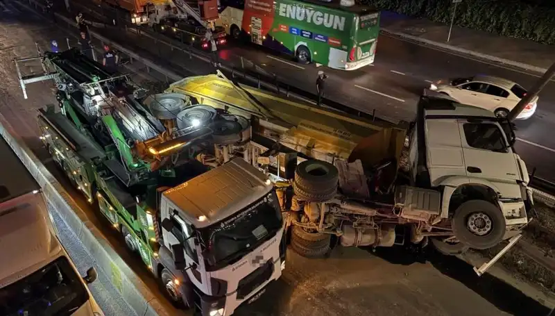 Moloz Yüklü Hafriyat Kamyonu Devrildi: Olayın Ayrıntıları Ortaya Çıktı