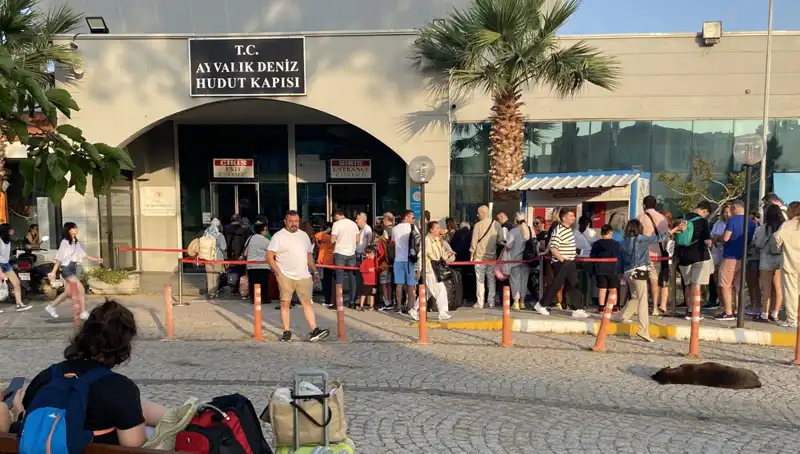 Bayram Tatilinde Midilli Adası'na Yoğun İlgi: Neden Bu Kadar Cazip?