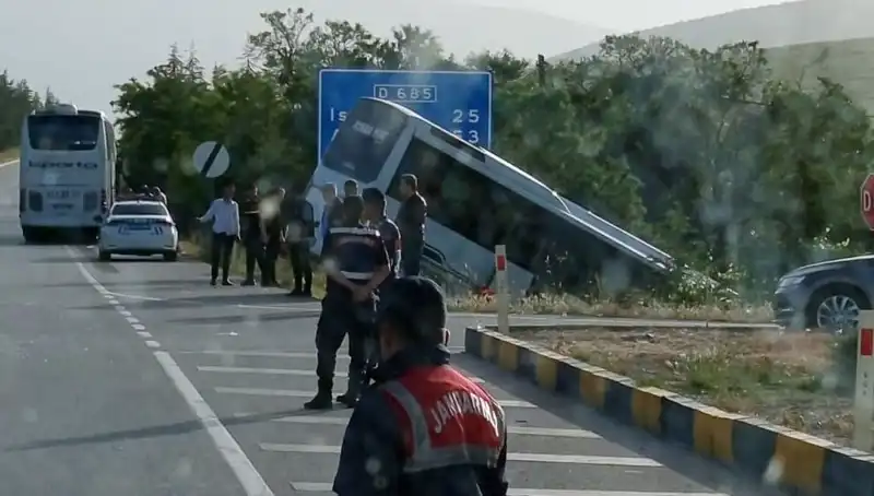 Isparta'da Korkutan Kaza: Tur Otobüsü ile Yolcu Otobüsü Çarpıştı!