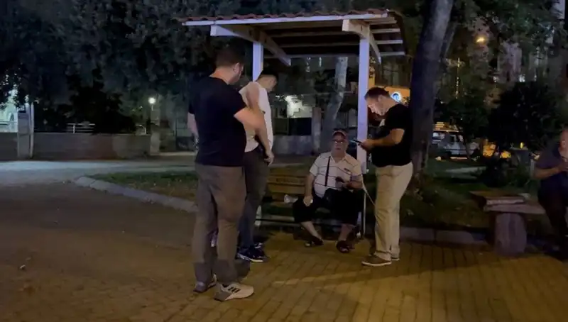 Kısmı Görme Kaybı Olan Adamın Telefonu Çalındı, Anlık Tepkisi Dikkat Çekti