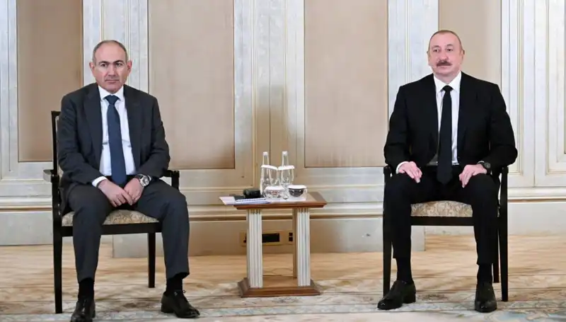 Aliyev ve Paşinyan, Abu Dabi'de Barış Sürecini Geliştirmek İçin Bir Araya Geldi