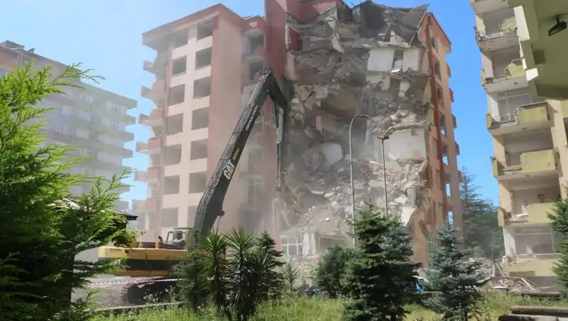 İstanbul’da Dalgaların Yıkıcı Gücü İki Binası Yıktı: Detaylar Burada!
