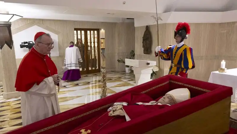 Papa'nın Tabutundaki Fotoğraflar: Duygusal Anlar ve Hatıralar