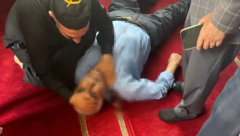 Camide Namaz Kılarken Bıçaklanan Vatandaş Hayatını Kaybetti: O Anlar Kamera Kaydında