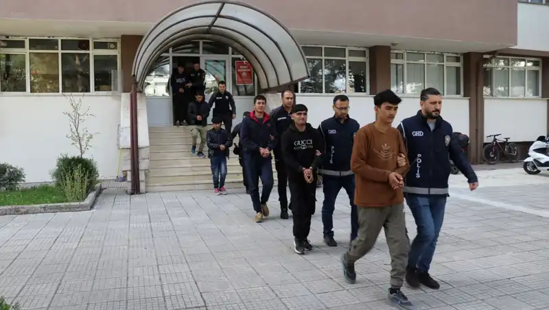 İki İlde 21 Düzensiz Göçmen Yakalandı: Detaylar ve Arka Plan