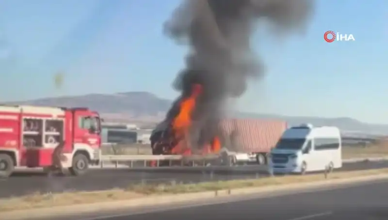 Ankara'da TIR Kazası: Alev Alev Yanan Araç Trafiği Alt Üst Etti