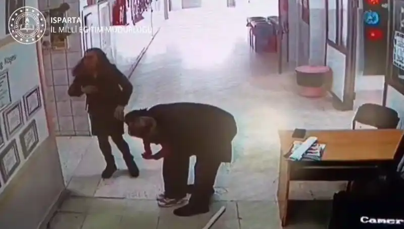 İlkokul Öğretmeni Öğrencisini Heimlich Manevrası ile Hayata Döndürdü