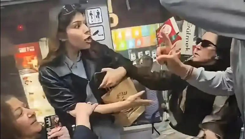Tramvayda Kadınlar Arasında Yer Kavgası: Tekme ve Küfürler Havada Uçuştu!