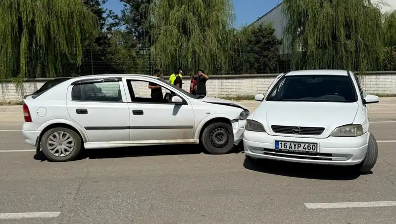 İki Otomobil Çarpıştı: Kaza Sonrası İki Yaralı Hastaneye Sevk Edildi