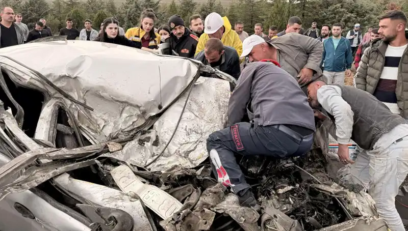 TIR ile Çarpışan Araç Kağıt Gibi Ezildi: Kazanın Şok Edici Detayları