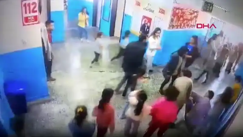 Bayılan Öğrenciyi Müdür Yardımcısı Zamanında Kurtardı, Okul Tüpü Beyaz Bir Yastıkla Hayata Döndü