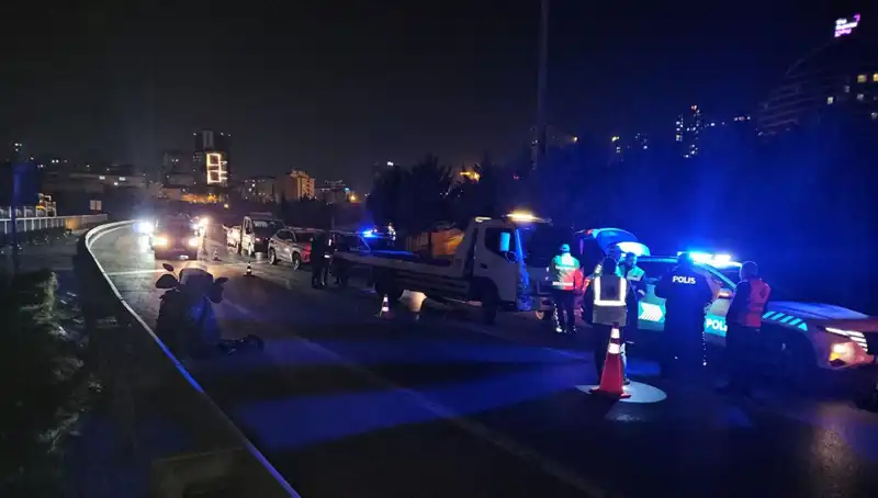 TEM Otoyolu’nda dehşet veren kaza: Yatan kişiyi metrelerce sürükledi