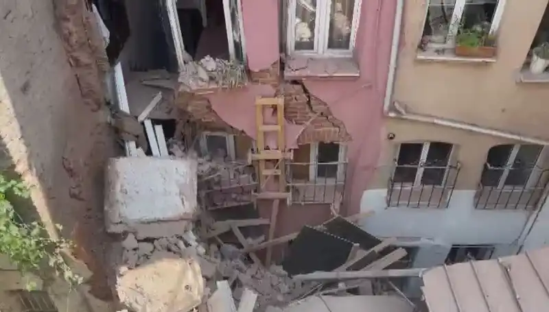 İstanbul'da Üç Katlı Bina Balkonu Çöktü: Can ve Mal Kaybı Olmadı mı?