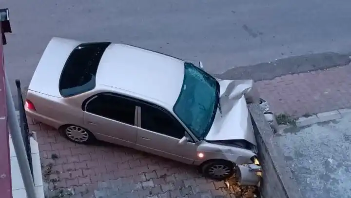 Kontrolü Kaybeden Araç Duvara Çarptı: Olay Anı Şok Yarattı