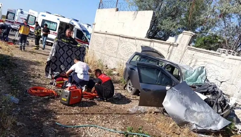 İstinat Duvarına Çarpan Araçta Feci Kaza: 1 Ölü, 6 Yaralı