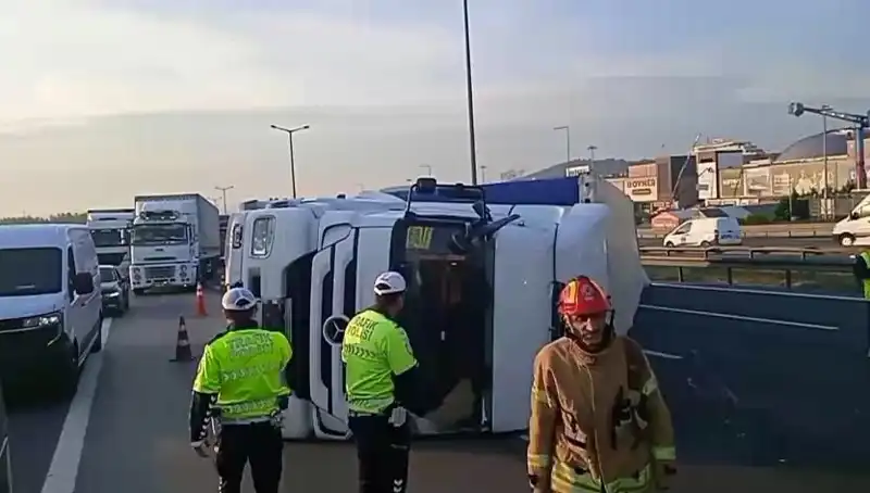 Pendik TEM Otoyolu'nda TIR Devrildi: İstanbul'a Giden Yolda Büyük Trafik Kaosu