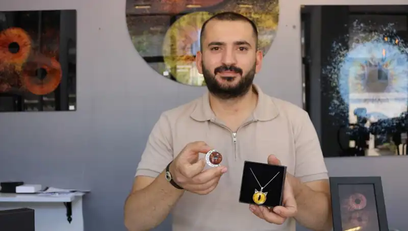 İris Fotoğraflarını Takı ve Tabloya Dönüştüren Sanatçı: Yeni Bir Trend Doğuyor