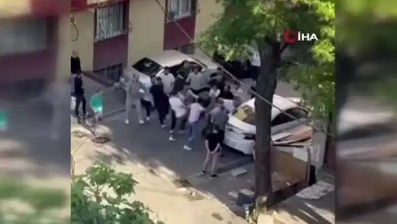 Kapıları Zorlayan Madde Bağımlısına Gelen Ceza: Meydan Dayakları!