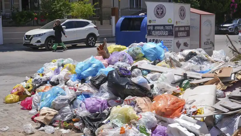 İzmir'de Çöpler Taşmayı Sürdürüyor: Sorunun Nedeni ve Çözüm Önerileri