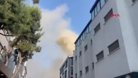 İstanbul'da 4 Katlı İş Merkezinde Yangın Çıktı: Acil Durum Müdahalesi Devam Ediyor