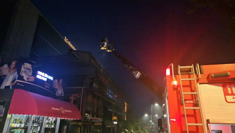Beşiktaş'ta 3 Katlı Restoran Alev Alev Yandı: Yangının Sebebi Nedir?