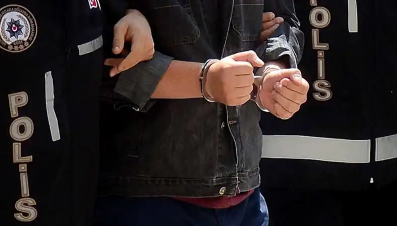 Kayseri'de Silah Kaçakçılığı Operasyonu: İki Zanlı Polise Teslim Oluyor