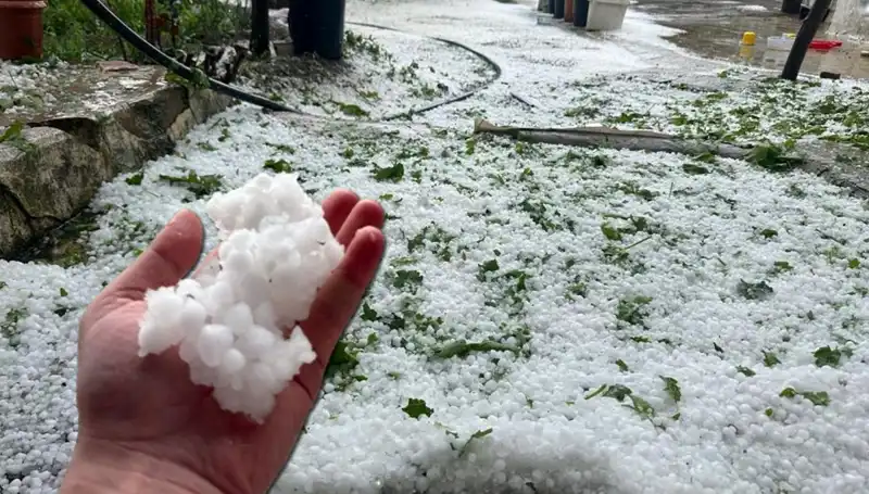 Haziran ayında beklenmedik dolu yağışı, her yeri beyaza bürüdü!