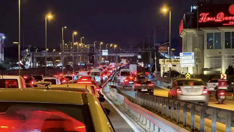 Yenibosna Metrobüs Yaya Üst Geçidinde Fark Yaratan Yenilikler