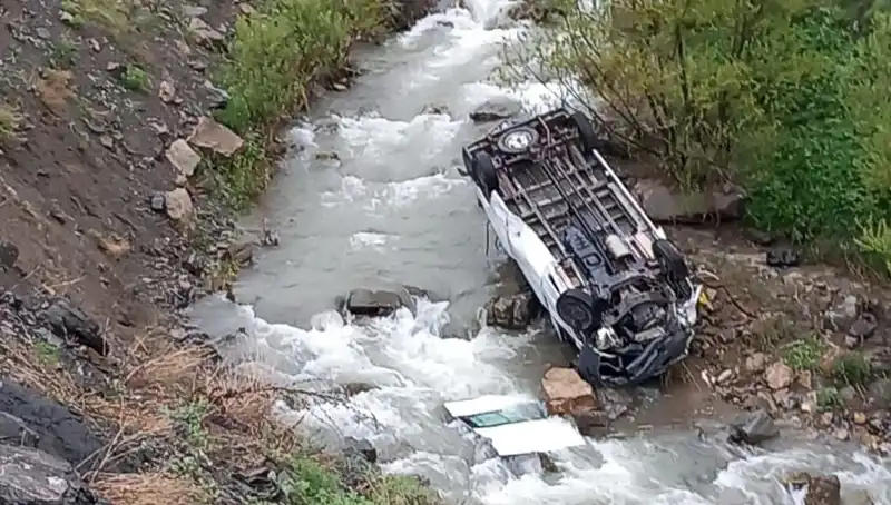 Hakkari'de Minibüs Devrildi: Derede Can Pazarı, İki Ölü Üç Yaralı