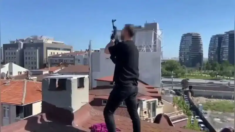 İstanbul’da Gizemli Operasyon: Çatıdan AK-47'li Şüpheliler Yakalandı