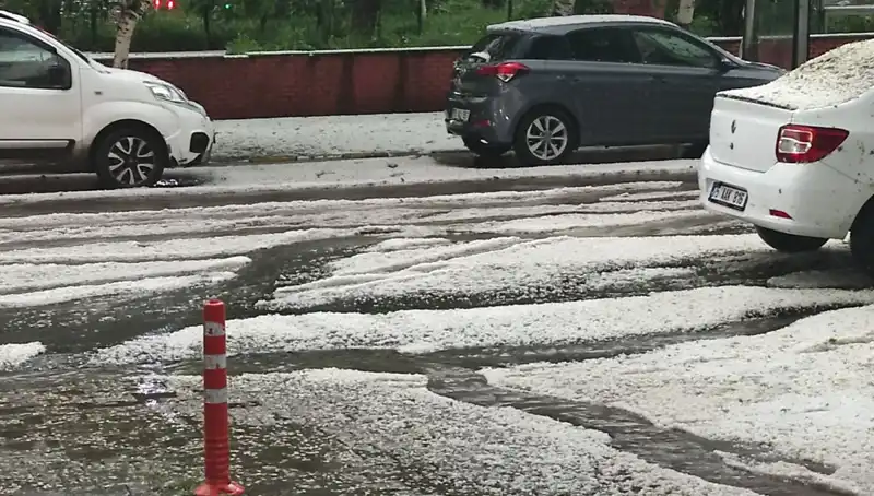 Ardahan'da Dolu Yağışı: Şehir Beyaza Büründü, Hayat Durma Noktasına Geldi