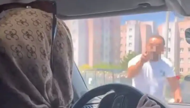 Trafikte Dehşet Anları: Önünü Kesti, Yumrukla Camı Kırdı!