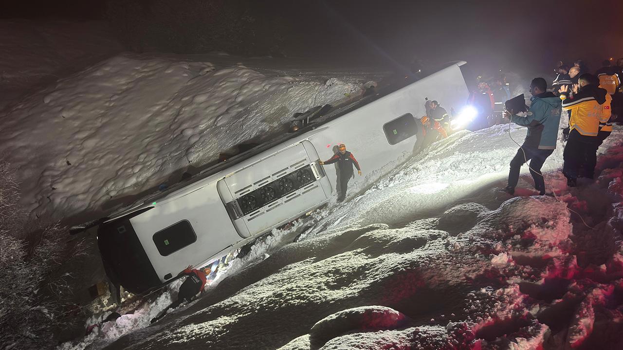 Bingöl'de Yolcu Otobüsü Devrildi, 4 Ölü ve 32 Yaralı