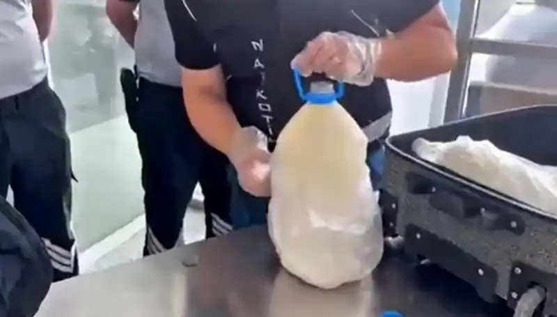 Havalimanında Şok: Süt Şişesi İçinde 12 Kilo 800 Gram Uyuşturucu Ele Geçirildi