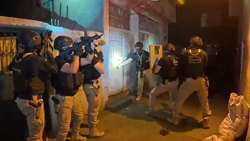 İstanbul'da DAEŞ Operasyonu: Güvenlik Güçleri 18 Kişiyi Gözaltına Aldı