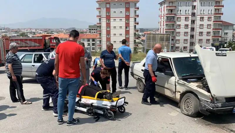 Kavşakta Kaza: İki Araç Çarpıştı, Yolda Korku Dolu Anlar Yaşandı